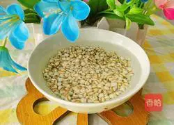 Illustration of how to make barley, red dates and white fungus soup 4