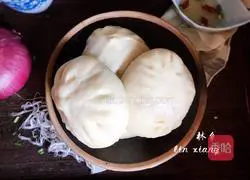 Illustration of how to make onion and pork buns 24