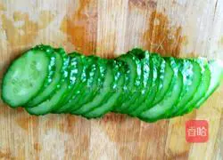 Illustration of how to make braised noodles with minced meat and shredded cucumber 2