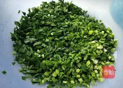 Illustration of how to make leek and potato shredded dumplings 1