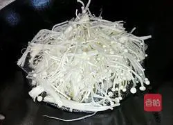 Illustration of how to make enoki mushroom and crucian carp soup 7