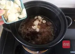 Illustration of how to make bird's nest, peach gum, white fungus and sugar water 7