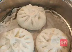 Illustration of how to make buns with leek and egg filling 6