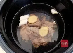 Illustration of how to make radish, corn and chicken soup 6