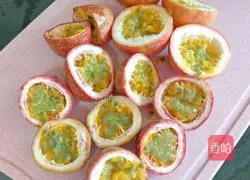 Lemon Illustration of how to make passion fruit honey water 7