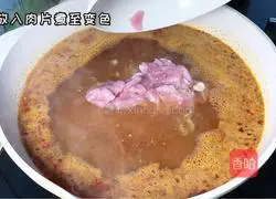 Illustration of how to make spicy braised pork noodles 3