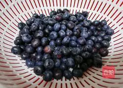 Illustration of how to make blueberry and pear juice 1