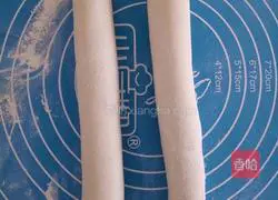 Illustration of how to make leek, shrimp and fresh meat dumplings 6