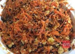 Illustration of how to make carrot, egg, vermicelli and fungus stuffed dumplings 5