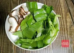 Illustration of how to make vegetable and egg noodle soup 2