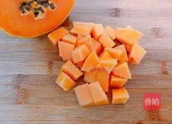 Illustration of how to make papaya stewed in milk 3