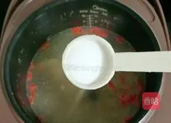 Illustration of how to make peanut, red dates and chicken feet soup 12