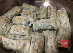 Illustration of how to make small pot stickers with chives 5