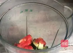 Illustration of how to make tomato and cucumber juice 7