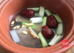 Illustration of how to cook chicken soup with fish maw 16