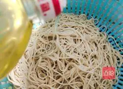 Illustration of how to make Xiangchou Meiyu Soy Sauce Fried Noodles 3