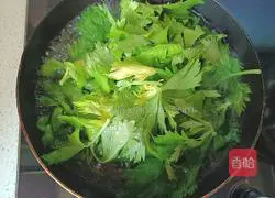 Illustration of how to make celery leaf and egg drop soup 3