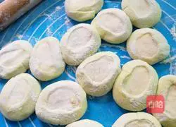 Illustration of how to make cabbage and mushroom dumplings 6