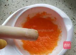 Illustration of how to make carrot puree granular noodles 3