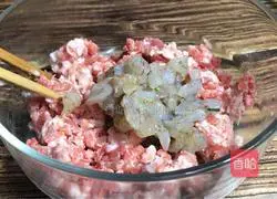 Illustration of how to make shrimp and pork wontons 2