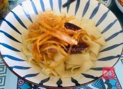 Illustration of how to stir-fry dried chili and shredded potatoes with noodles 15