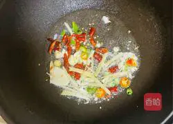 Illustration of how to stir-fry bacon with winter bamboo shoots 2