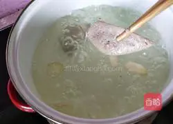 Illustration of how to make vegetable leaf and pork liver paste 9