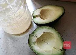 How to make avocado milkshake Illustration 3