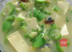 Illustration of how to make loofah, preserved egg and tofu soup 4