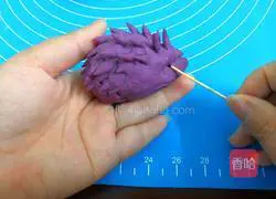 Illustration of how to make hedgehog buns 15