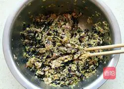 Illustration of how to make dumplings stuffed with zucchini and fungus 8