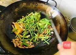 Illustration of how to stir-fry shredded pork with garlic moss and dried beans 6