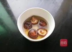 Illustration of how to make delicious and beautiful steamed dumplings (detailed process from filling to shaping) 1