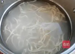 Illustration of making braised noodles with tomatoes and eggs 10