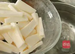 Illustration of how to make rock sugar yam and grapes 3 