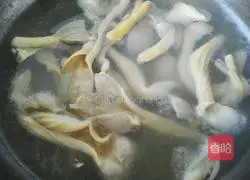 Illustration of how to make five-spice duck sausage 5