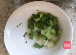 Illustration of how to make tomato and egg drop soup 3