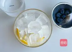 Illustration of how to make lychee and blueberry sparkling drink 8