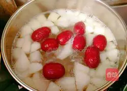 Illustration of how to make milk, red dates, papaya and pears stewed 9