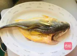 Illustration of how to make steamed large yellow croaker with light soy sauce 2