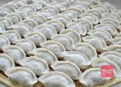 Illustration of how to make pork and sauerkraut dumplings 12