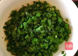 Illustration of how to make leek and pork dumplings 1