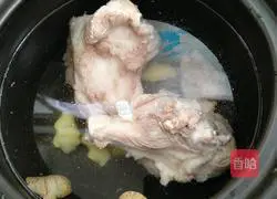 Illustration of how to make yam and peanut tube bone soup 7