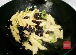 Illustration of how to stir-fry yuba with black fungus 5
