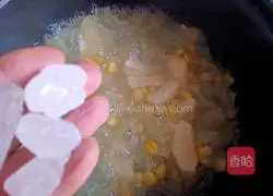 Illustration of how to make wolfberry, water chestnut and corn syrup 9