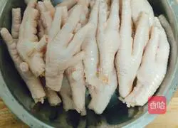 Illustration of how to make pickled pepper chicken feet 1