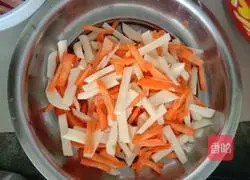 Illustration of how to braise noodles in iron pot 2