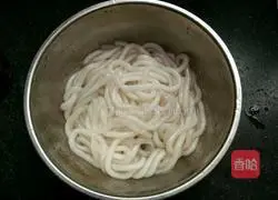 Illustration of how to make QQ noodles with chili sauce 8