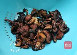 Illustration of how to make hazel mushroom stewed chicken soup 2