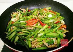 Illustration of how to make asparagus and shredded pork 11